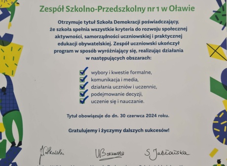 Powiększ obraz: Ósemka z certyfikatem „Szkoły Demokracji”